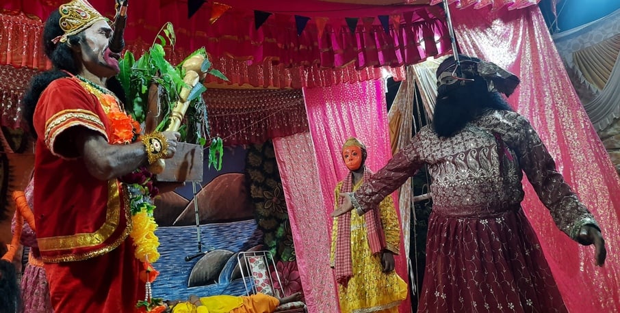 नगर के पुरानी कोतवाली में धूं-धूं कर जलता रावण का पुतला। स्रोत-आयोजक नगर के पुरानी कोतवाली में धूं-धूं कर जलता रावण का पुतला। स्रोत-आयोजक