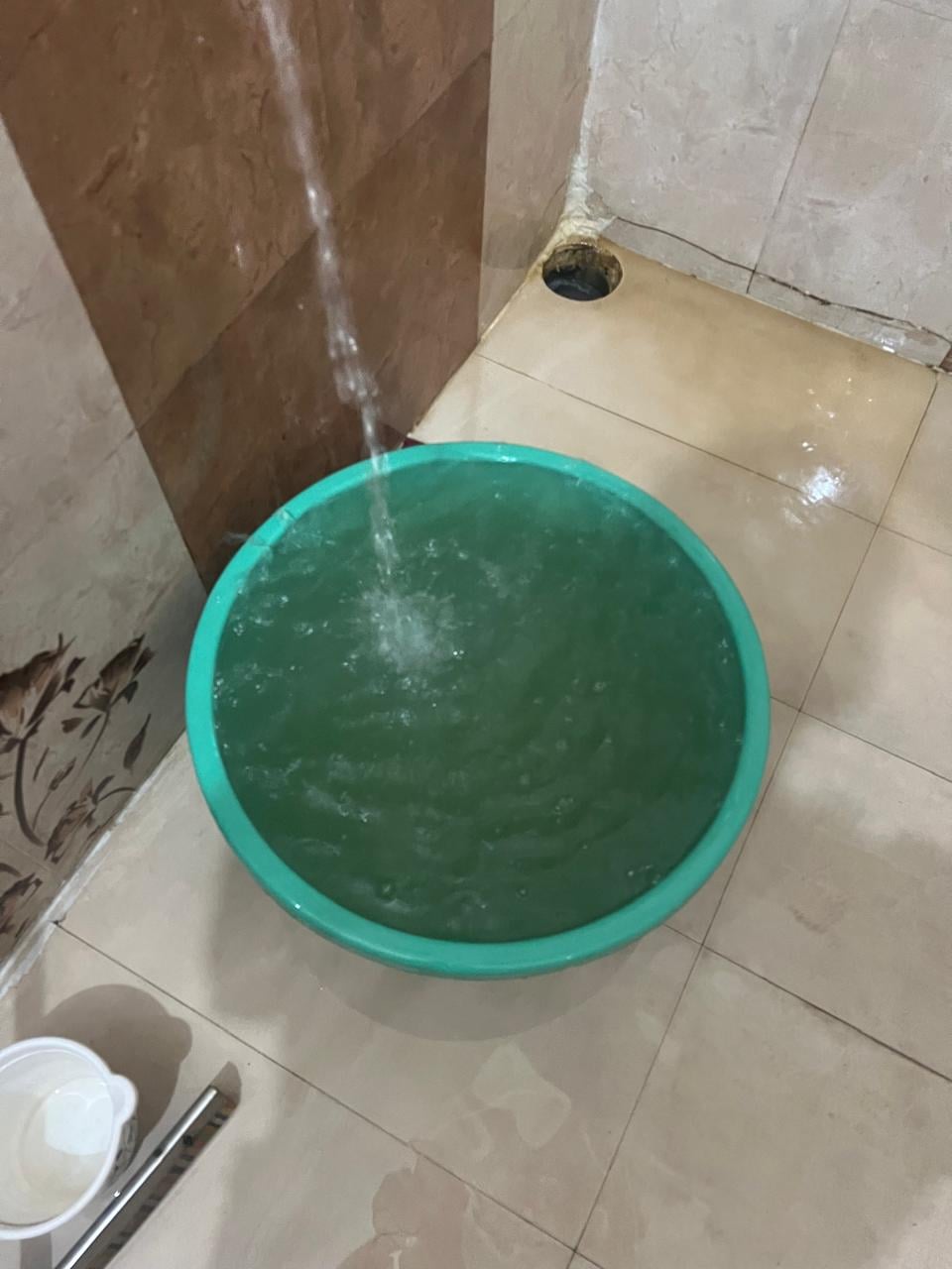 नल से घरों में आ रहा गंदा पानी। संवाद