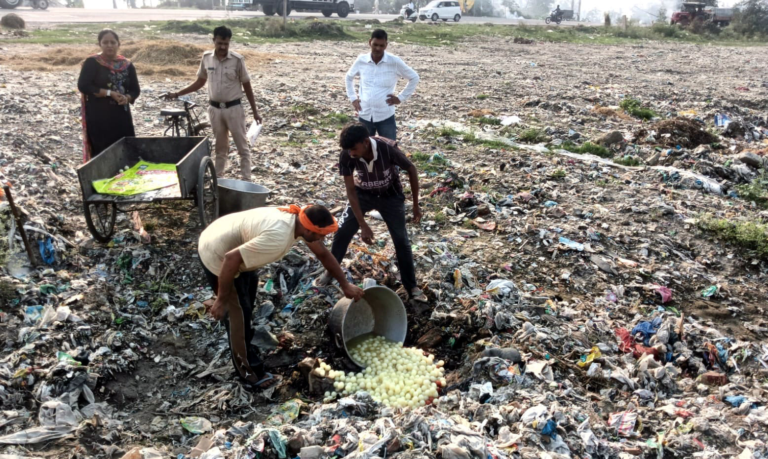 निसिंग मिठाई के गोदाम में छापामार कार्रवाई के दौरान जिला खाद्य सुरक्षा अधिकारी व पुलिसकर्मी। सं निसिंग मिठाई के गोदाम में छापामार कार्रवाई के दौरान जिला खाद्य सुरक्षा अधिकारी व पुलिसकर्मी। सं