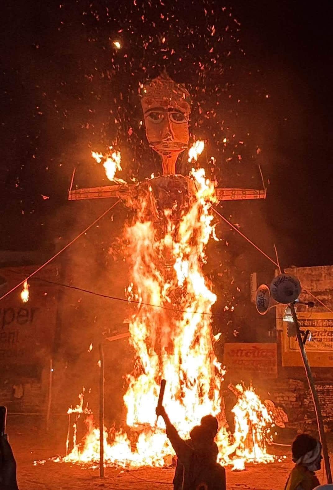 पीडीडीयू नगर के मानस नगर में रावण दहन के दौरान उपस्थित लोग। स्रोत:-जागरूक पाठक