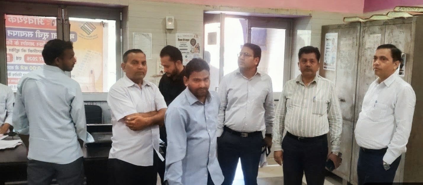 पोलिंग बूथ नगर पालिका में एम एल सी चुनाव के लिए मतदान कराने पहुंची पोलिंग पार्टी। (मवाना)