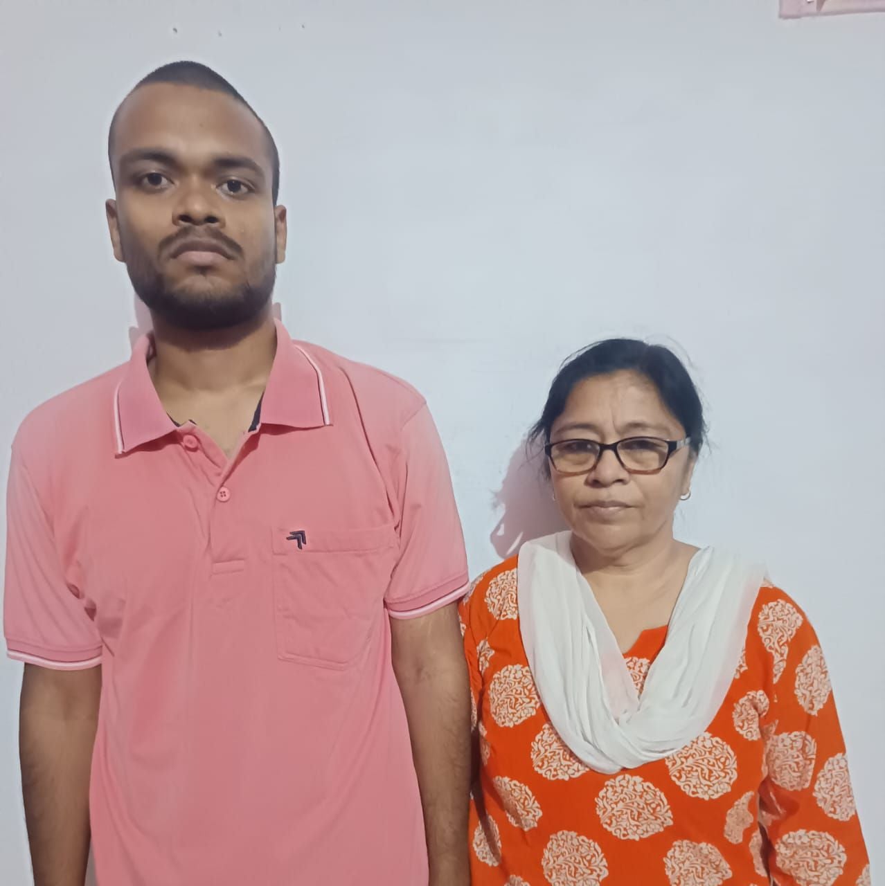 पुलिस स्मृति दिवस पर पुलिस लाइन स्थित स्मारक स्थल पर पुष्पांजलि अर्पित करते पुलिस अधिकाारी व कर