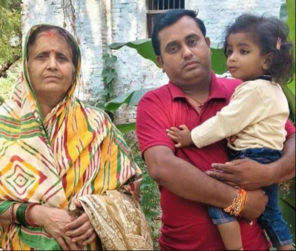 पुलिस स्मृति दिवस पर पुलिस लाइन स्थित स्मारक स्थल पर पुष्पांजलि अर्पित करते पुलिस अधिकाारी व कर