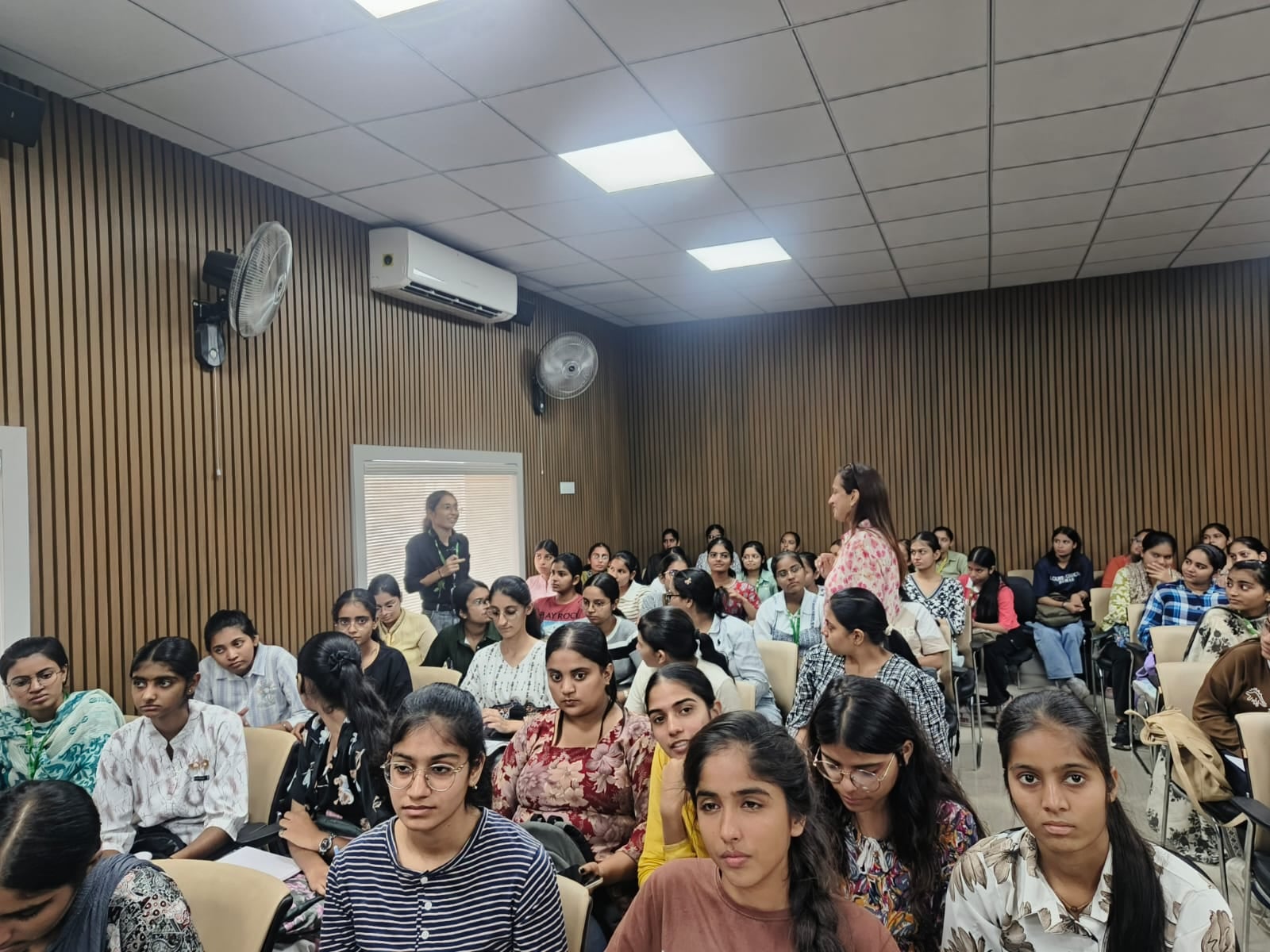 प्रशिक्षण कार्यक्रम के दौरान मौजूद छात्राएं व प्रशिक्षिका से बातचीत करती छात्रा। विज्ञप्ति