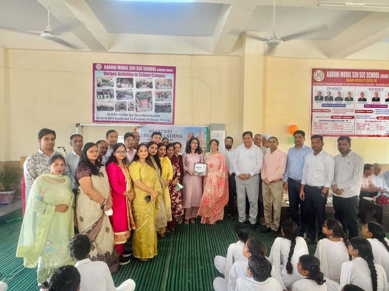 पूर्व छात्रा प्रति कौर को सम्मानित करतीं प्रधानाचार्या सुनीता आहूजा व अन्य। विज्ञप्ति