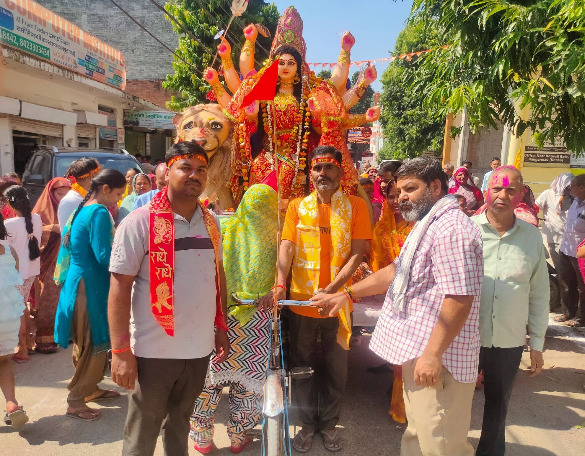 परियर तट पर पुलिस की मौजूदगी में होता प्रतिमाओं का विसर्जन। संवाद