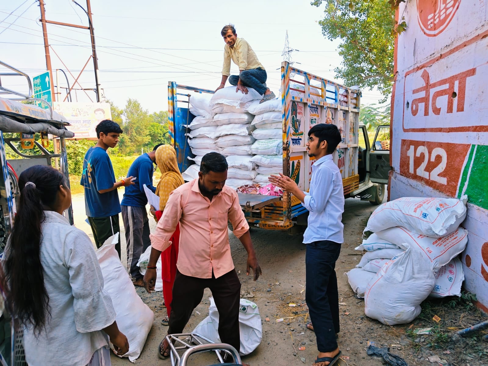 पोषाहार डोर स्टेप डिलीवरी योजना में बड़ी सेंध, केंद्रों से 10 किमी पहले सड़क पर उतारा गया 20 बो