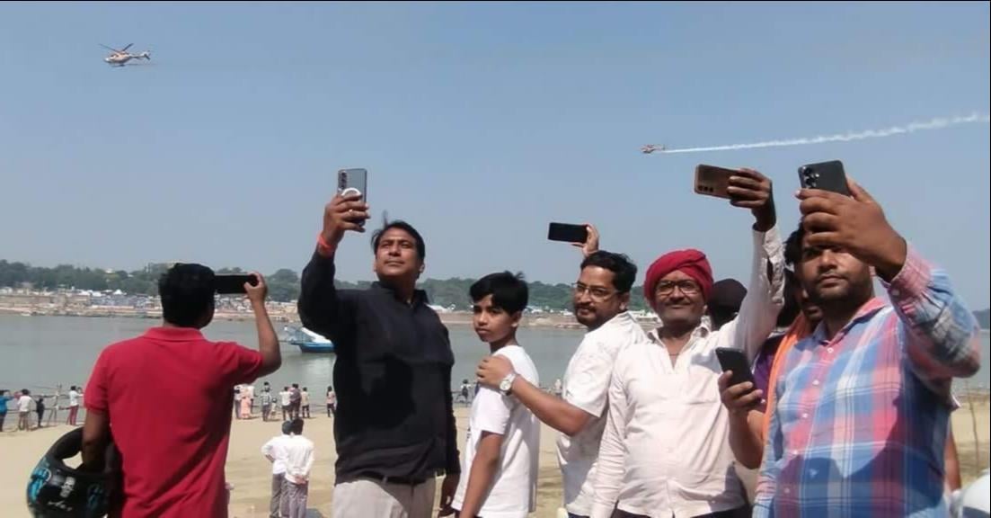 पड़ाव के डोमरी में रिहर्सल के दौरान आसमान में उड़ते विमान। संवाद पड़ाव के डोमरी में रिहर्सल के दौरान आसमान में उड़ते विमान। संवाद