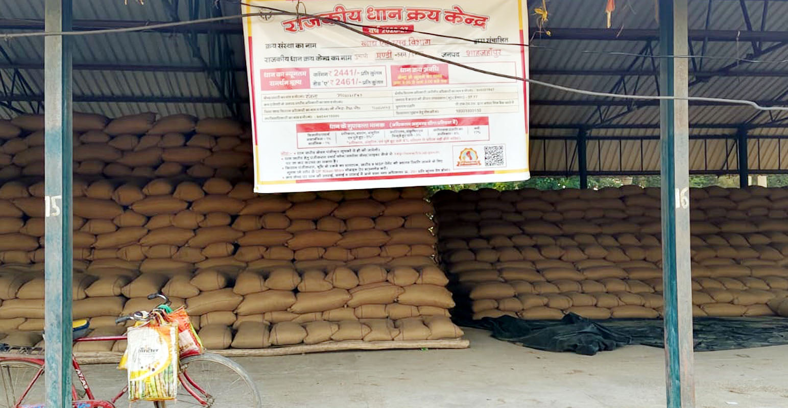रोजा मंडी में खरीद केंद्रों के बाहर लगा व्यापारियों का धान पर नहीं दिखे प्रभारी। संवाद
