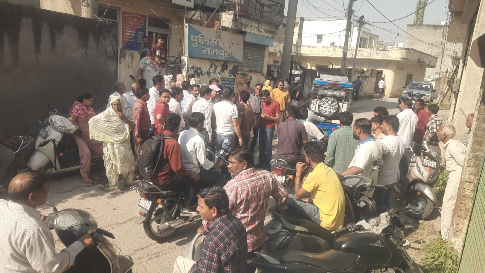 रामपुरा पुलिस चौकी में इंसाफ की गुहार लगाने पहुंचे शरण सिंह के परिजन। संवाद रामपुरा पुलिस चौकी में इंसाफ की गुहार लगाने पहुंचे शरण सिंह के परिजन। संवाद