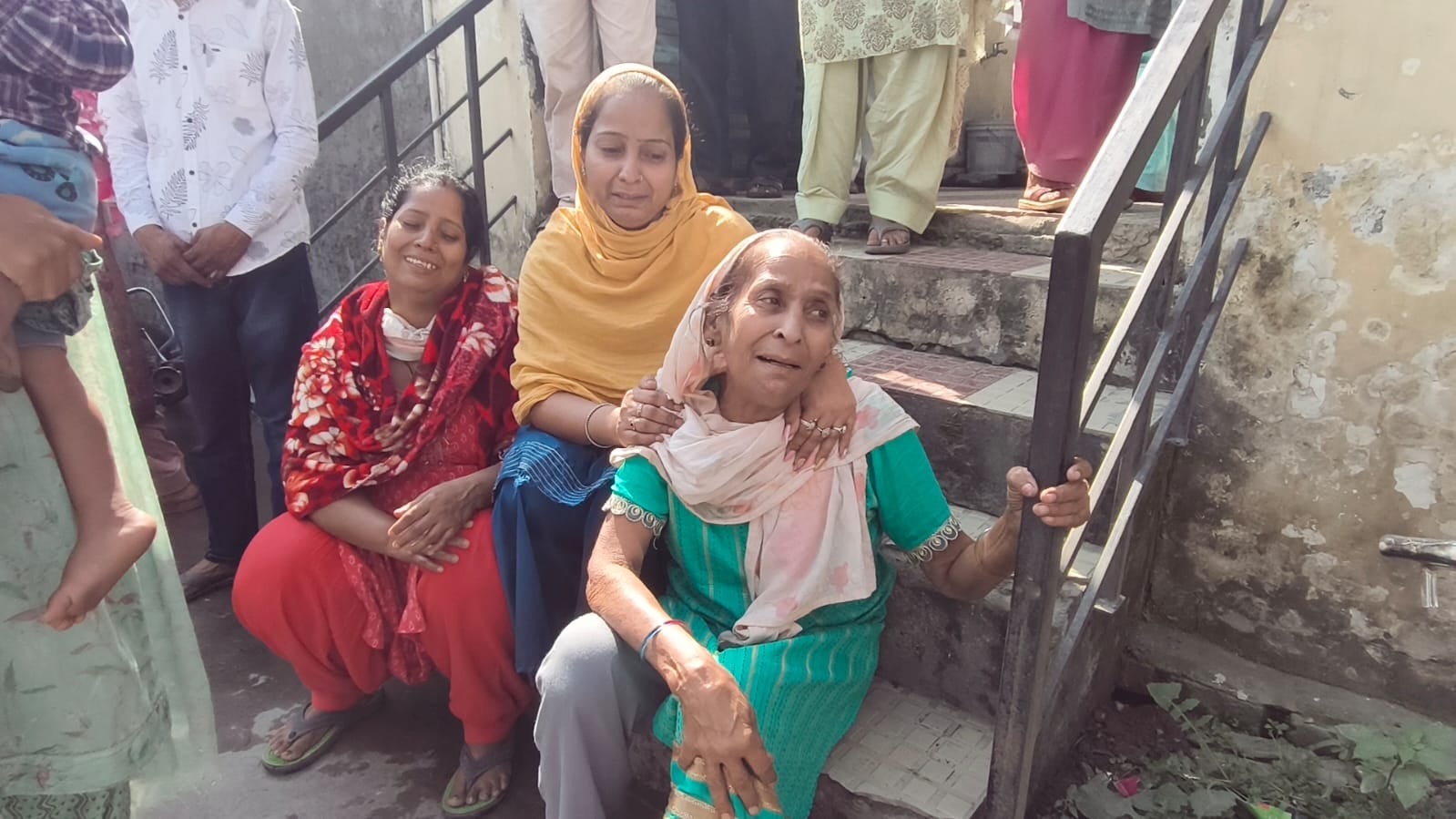 रामपुरा पुलिस चौकी में इंसाफ की गुहार लगाने पहुंचे शरण सिंह के परिजन। संवाद रामपुरा पुलिस चौकी में इंसाफ की गुहार लगाने पहुंचे शरण सिंह के परिजन। संवाद