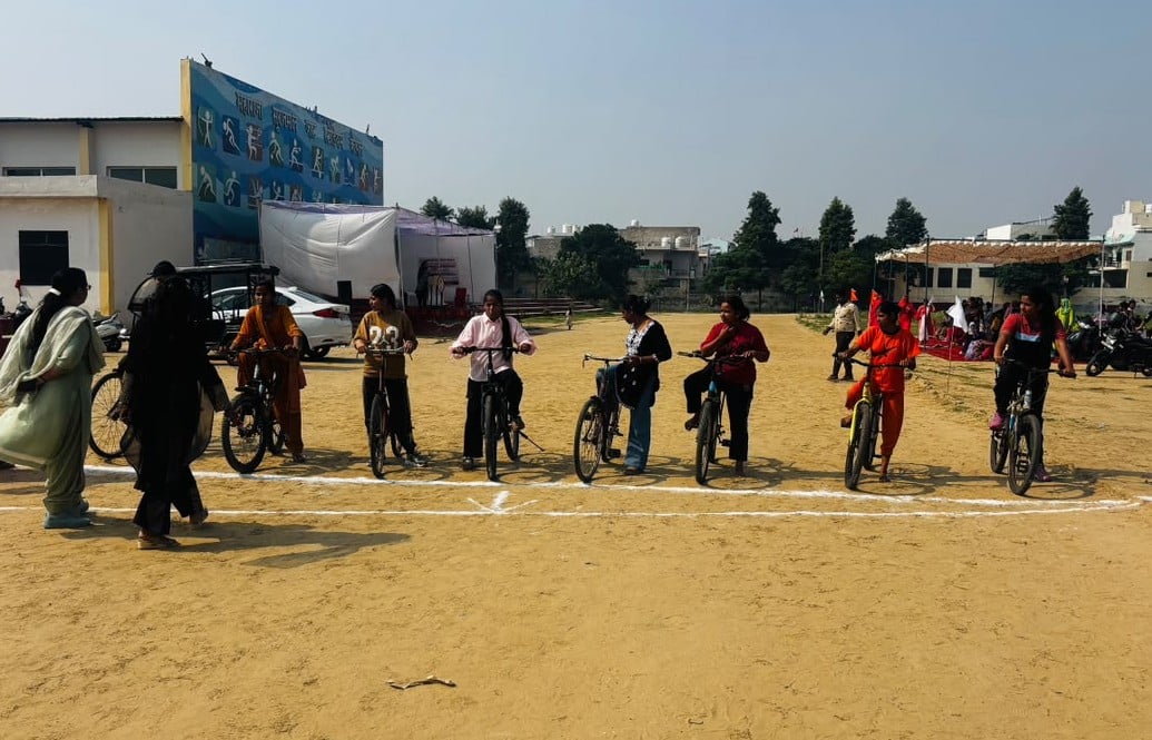 साइकिस रेस में भाग लेती महिला प्रतिभागी। विभाग साइकिस रेस में भाग लेती महिला प्रतिभागी। विभाग