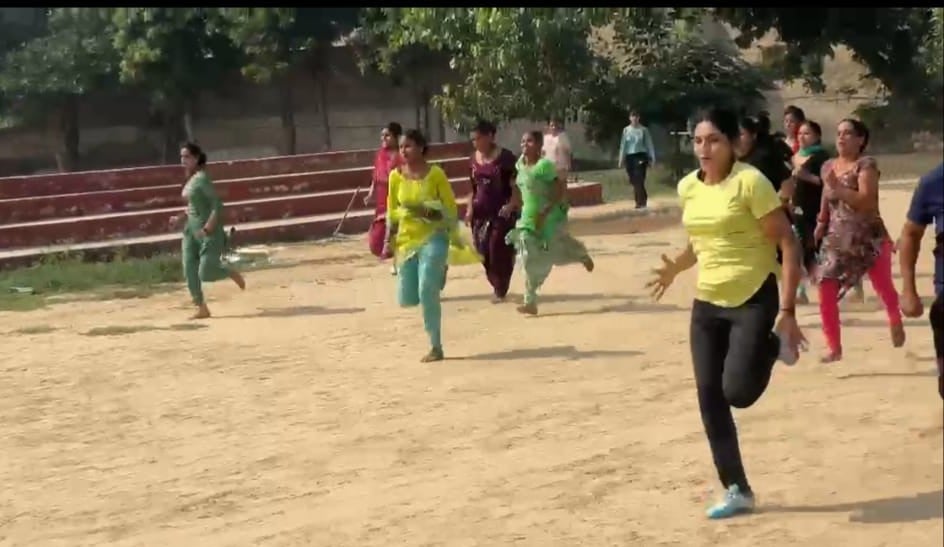 साइकिस रेस में भाग लेती महिला प्रतिभागी। विभाग साइकिस रेस में भाग लेती महिला प्रतिभागी। विभाग