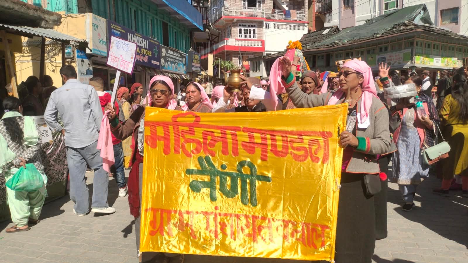 सराहन दशहरा मेले में शोभायात्रा में प्रथम रहे महिला मंडल रुनपु को सम्मानित करते मुख्रातिथि। संव