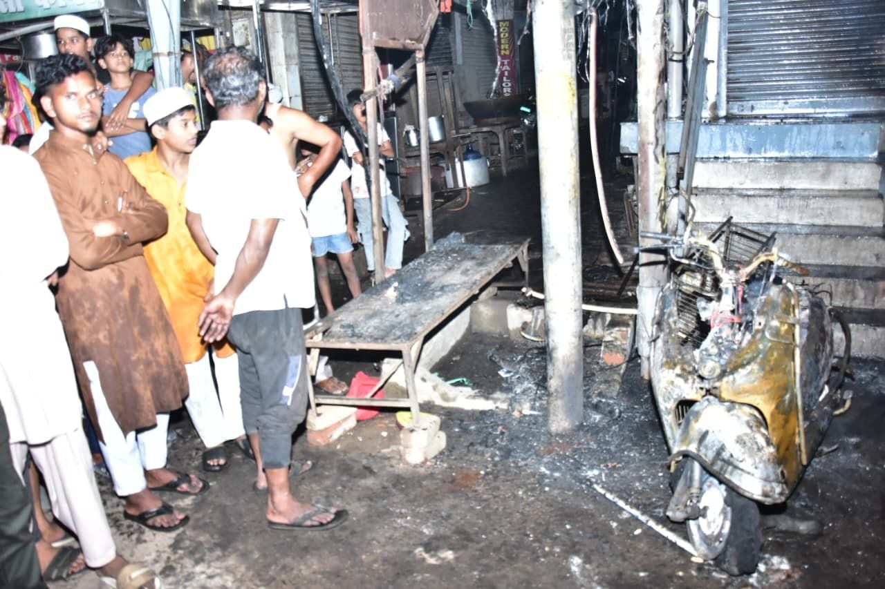 सदर बाजार स्थित ई स्कूटी शोरूम व बर्तन की दुकान से उठतीं लपटें व आग बुझाते दमकल कर्मी।