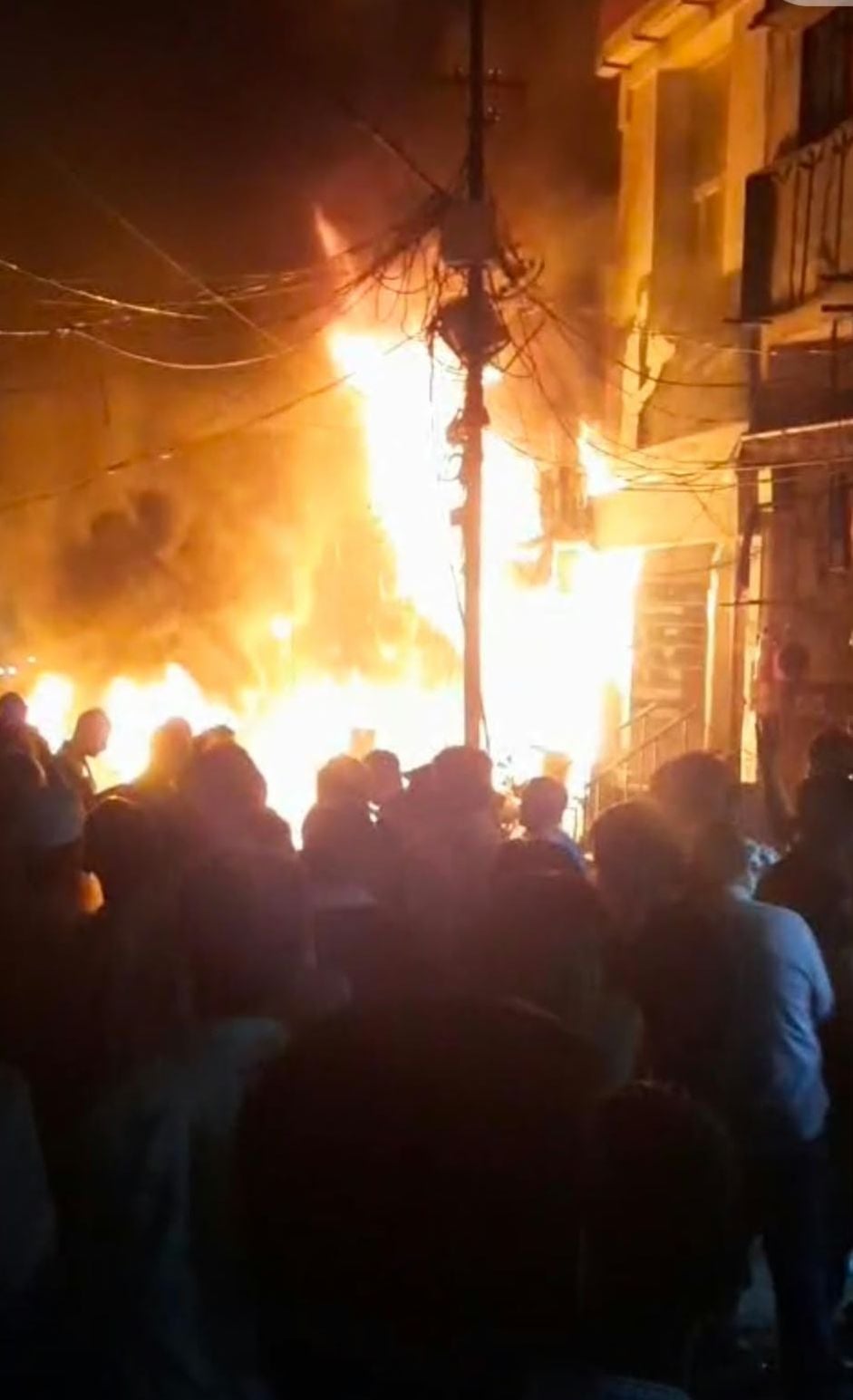 सदर बाजार स्थित ई स्कूटी शोरूम व बर्तन की दुकान से उठतीं लपटें व आग बुझाते दमकल कर्मी।