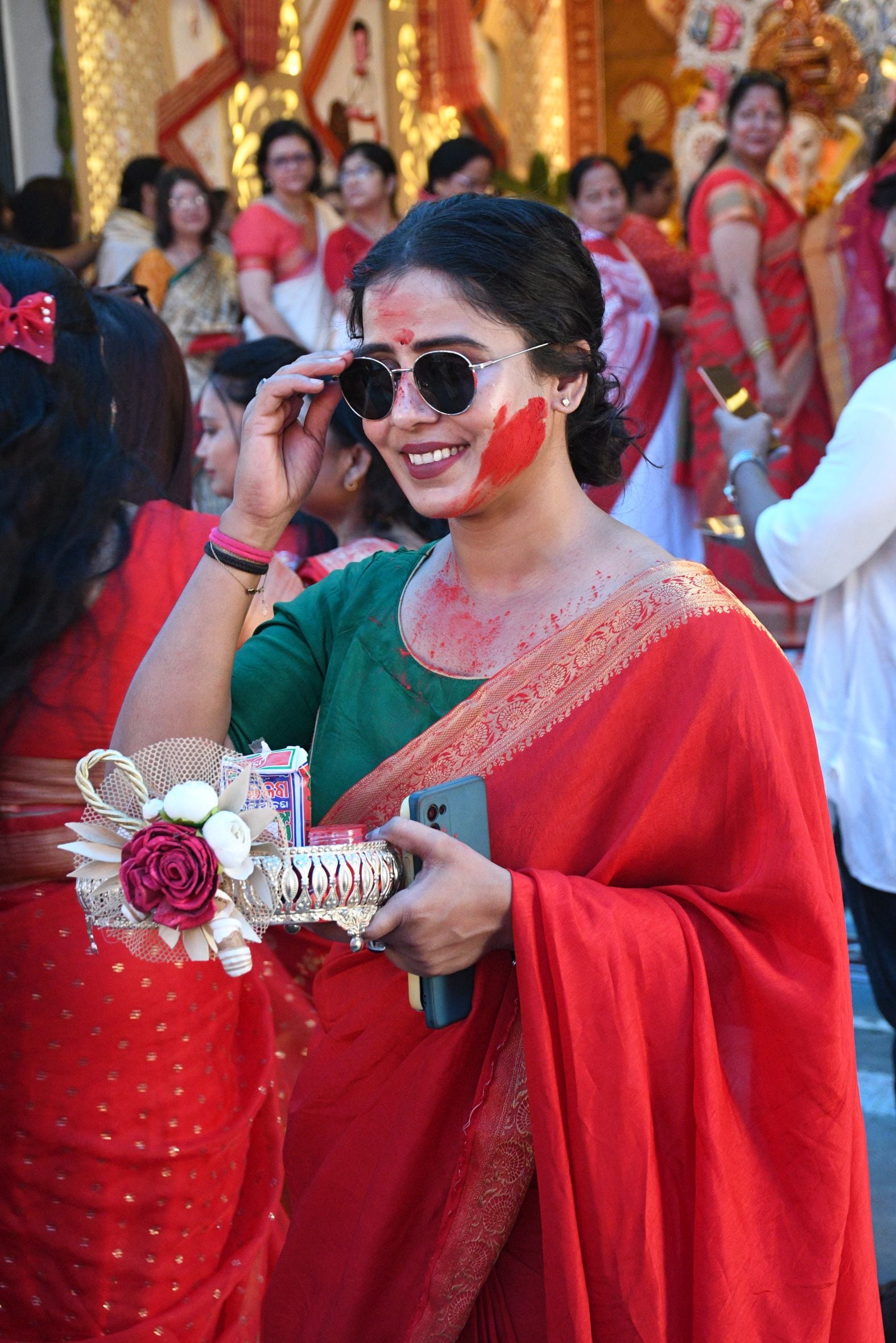 शहर के अलग-अलग पंडालों में सिंदूर खेलतीं महिलाएं। शहर के अलग-अलग पंडालों में सिंदूर खेलतीं महिलाएं।