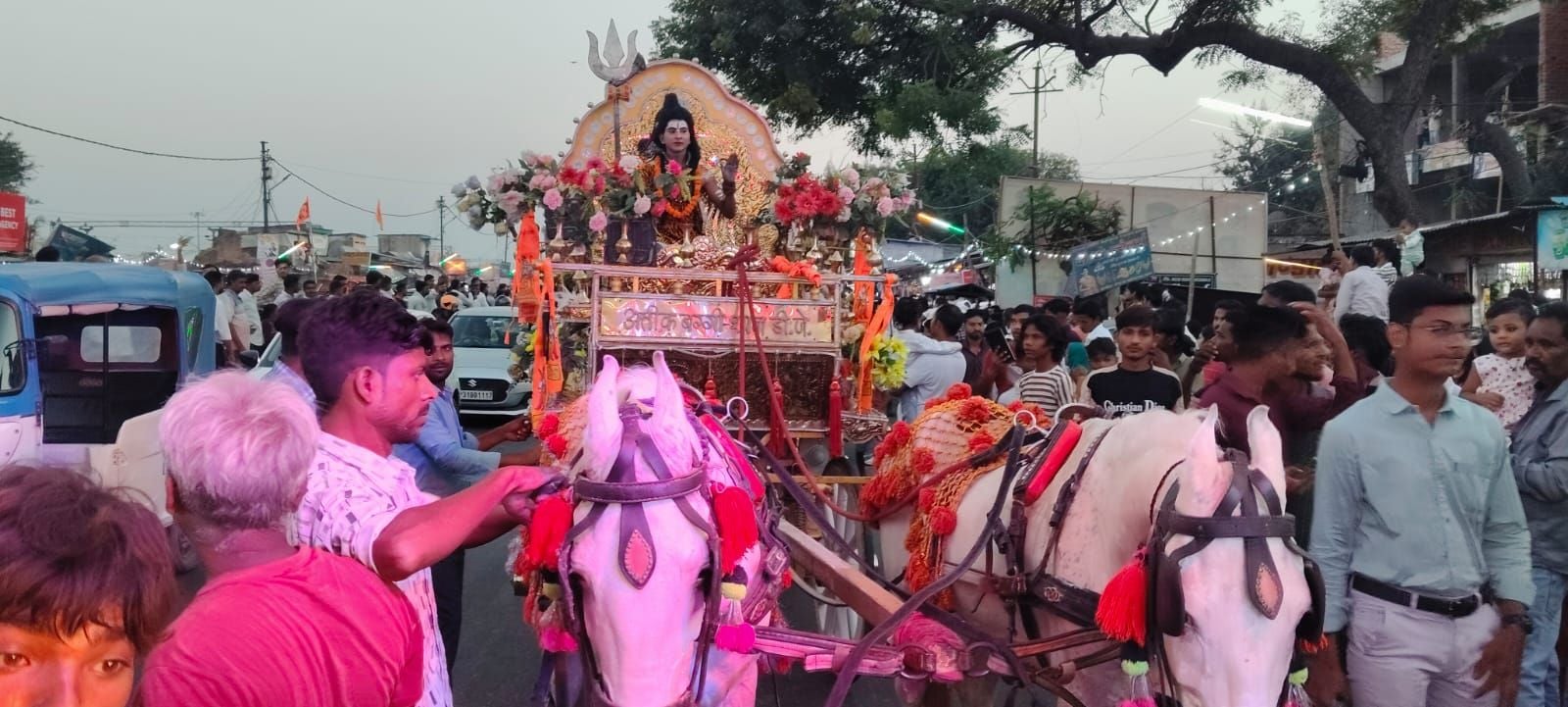 शहर के अलग-अलग पंडालों में सिंदूर खेलतीं महिलाएं। शहर के अलग-अलग पंडालों में सिंदूर खेलतीं महिलाएं।