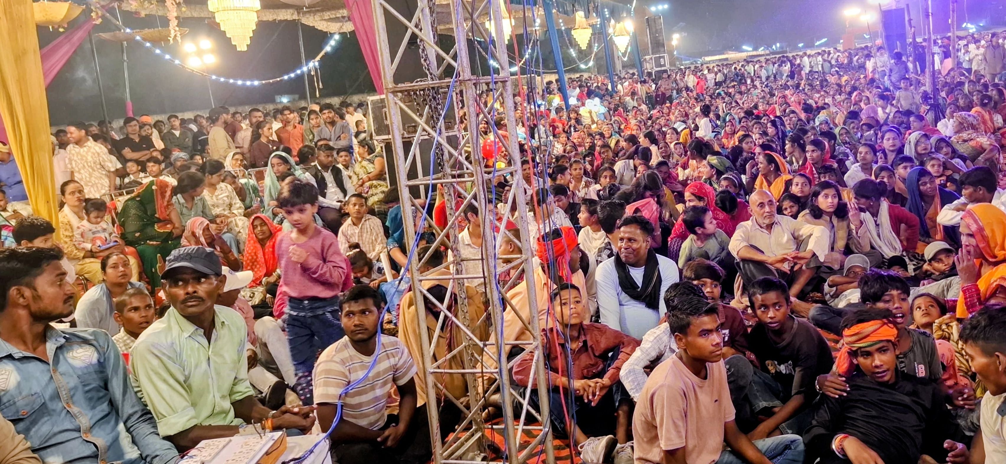 शहर के अलग-अलग पंडालों में सिंदूर खेलतीं महिलाएं। शहर के अलग-अलग पंडालों में सिंदूर खेलतीं महिलाएं।