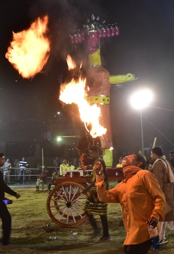 शहर के अलग-अलग पंडालों में सिंदूर खेलतीं महिलाएं। शहर के अलग-अलग पंडालों में सिंदूर खेलतीं महिलाएं।