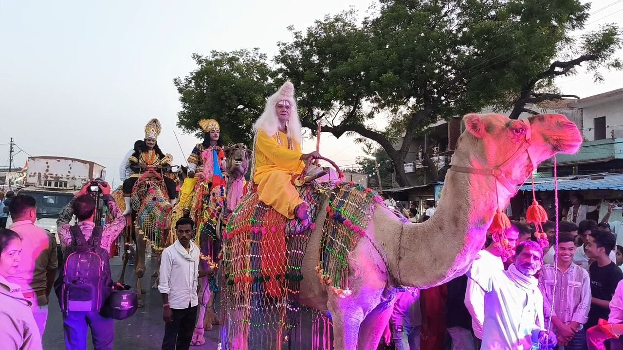 शहर के अलग-अलग पंडालों में सिंदूर खेलतीं महिलाएं। शहर के अलग-अलग पंडालों में सिंदूर खेलतीं महिलाएं।