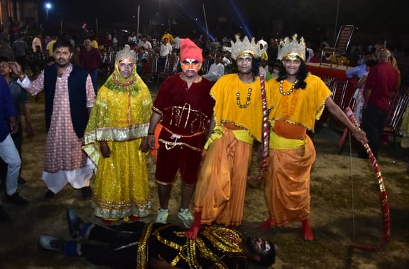 शहर के अलग-अलग पंडालों में सिंदूर खेलतीं महिलाएं। शहर के अलग-अलग पंडालों में सिंदूर खेलतीं महिलाएं।