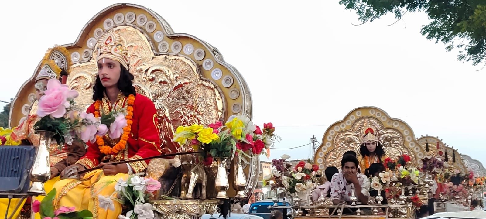 शहर के अलग-अलग पंडालों में सिंदूर खेलतीं महिलाएं। शहर के अलग-अलग पंडालों में सिंदूर खेलतीं महिलाएं।