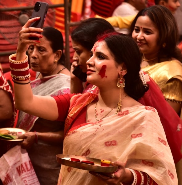शहर के अलग-अलग पंडालों में सिंदूर खेलतीं महिलाएं। शहर के अलग-अलग पंडालों में सिंदूर खेलतीं महिलाएं।