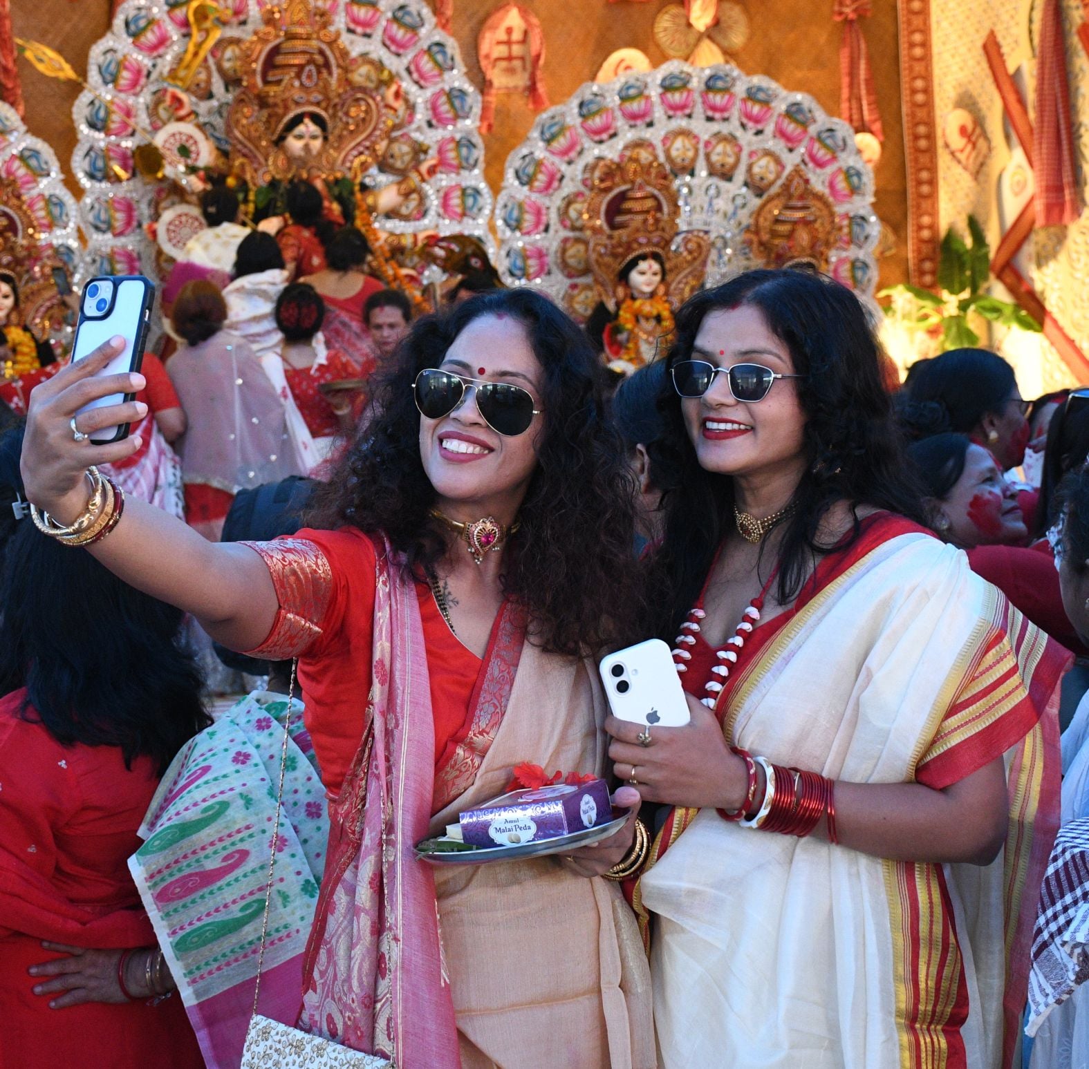 शहर के अलग-अलग पंडालों में सिंदूर खेलतीं महिलाएं। शहर के अलग-अलग पंडालों में सिंदूर खेलतीं महिलाएं।