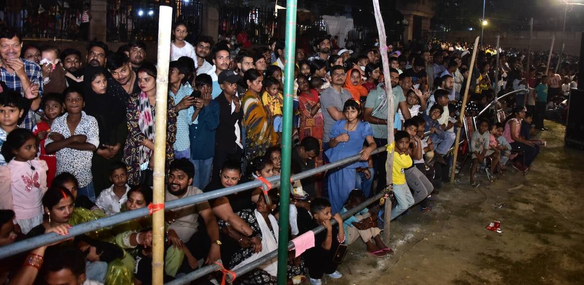 शहर के अलग-अलग पंडालों में सिंदूर खेलतीं महिलाएं। शहर के अलग-अलग पंडालों में सिंदूर खेलतीं महिलाएं।