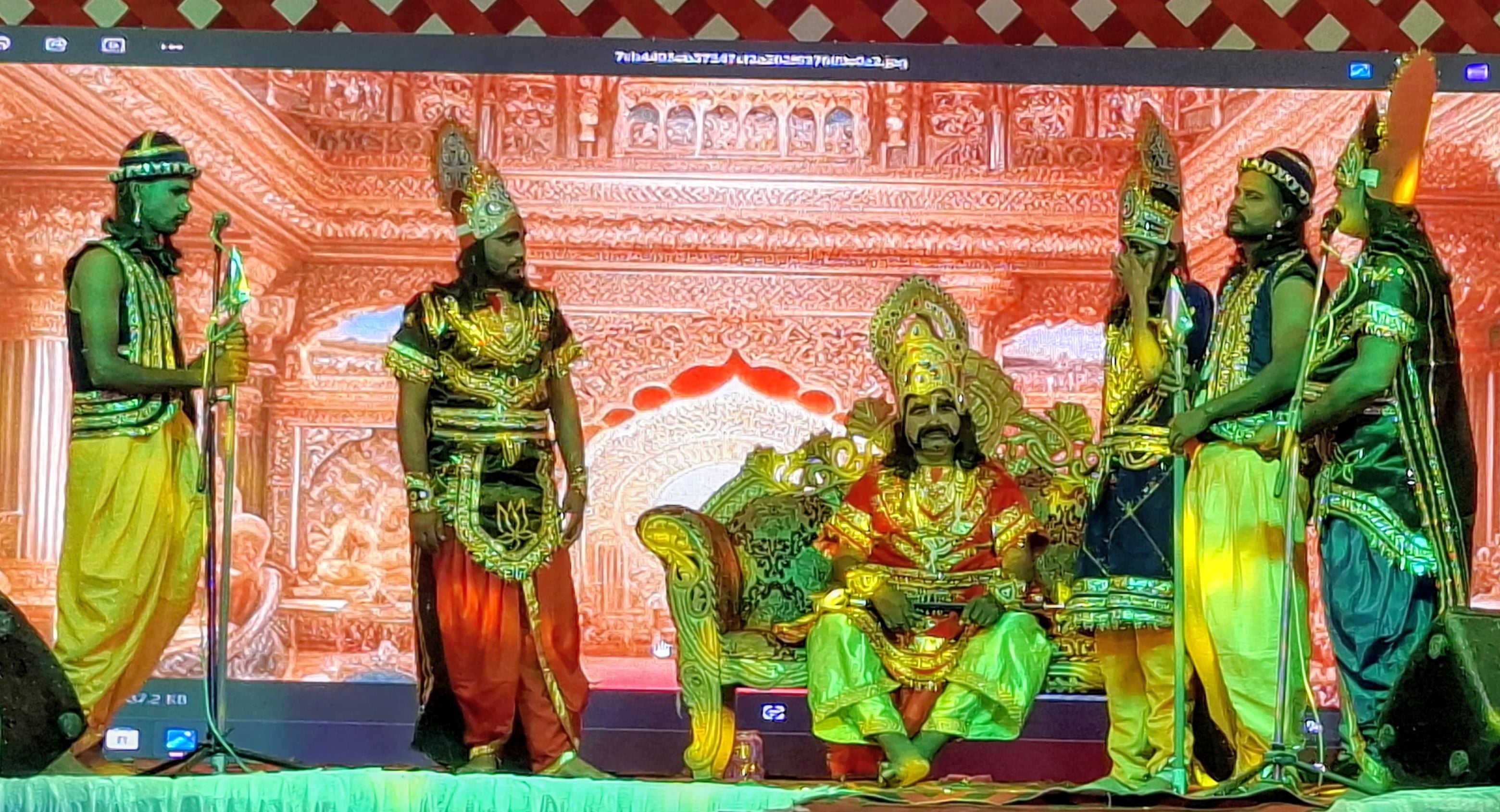 शहर के अलग-अलग पंडालों में सिंदूर खेलतीं महिलाएं। शहर के अलग-अलग पंडालों में सिंदूर खेलतीं महिलाएं।