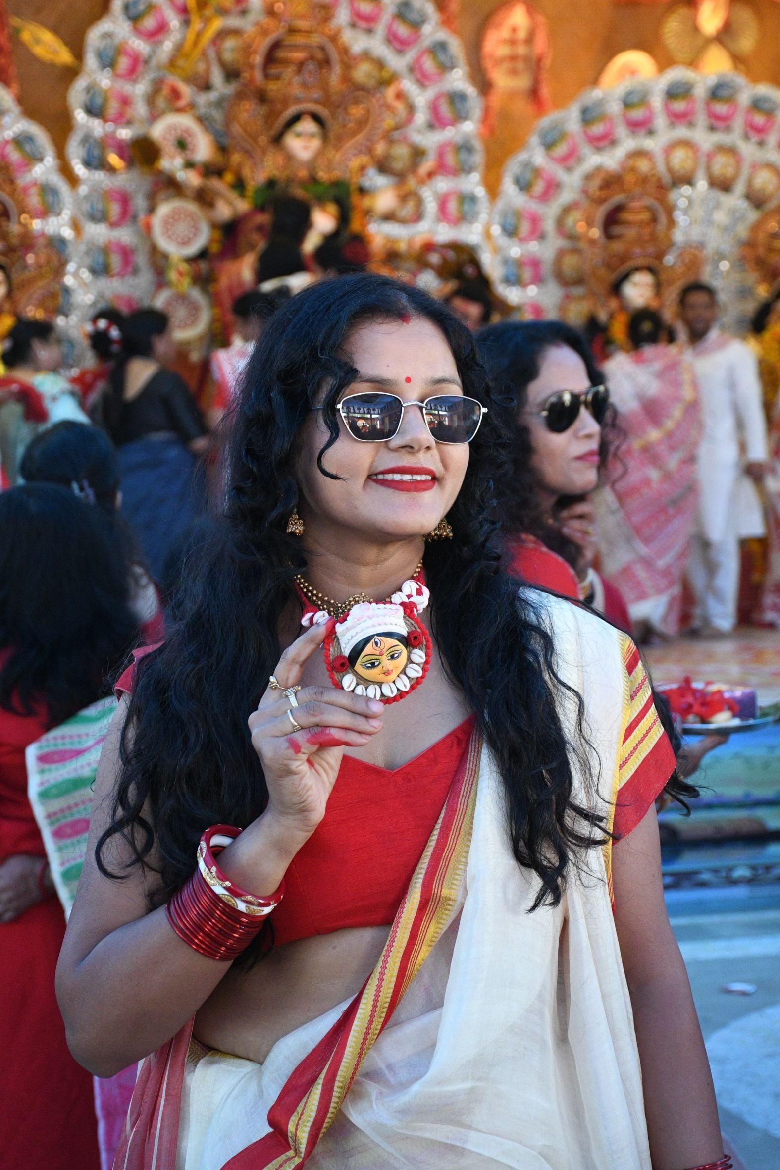शहर के अलग-अलग पंडालों में सिंदूर खेलतीं महिलाएं। शहर के अलग-अलग पंडालों में सिंदूर खेलतीं महिलाएं।