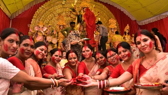 शहर के अलग-अलग पंडालों में सिंदूर खेलतीं महिलाएं। शहर के अलग-अलग पंडालों में सिंदूर खेलतीं महिलाएं।