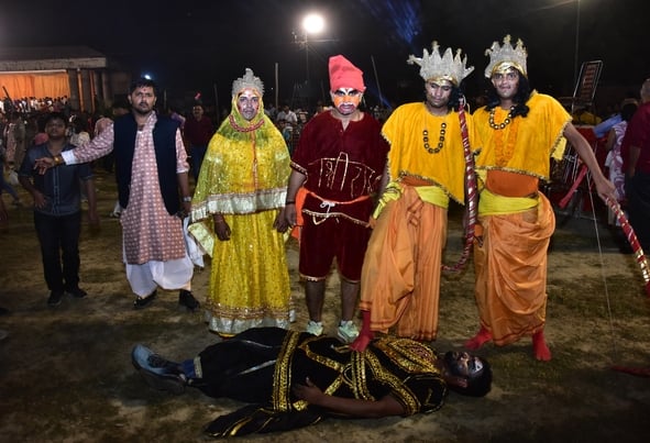 शहर के अलग-अलग पंडालों में सिंदूर खेलतीं महिलाएं। शहर के अलग-अलग पंडालों में सिंदूर खेलतीं महिलाएं।
