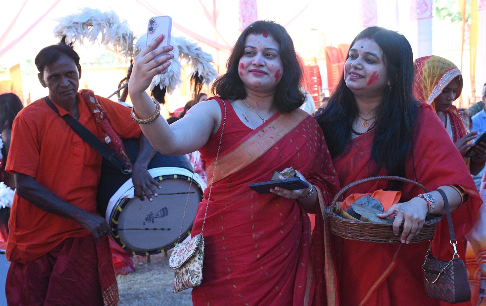 शहर के अलग-अलग पंडालों में सिंदूर खेलतीं महिलाएं। शहर के अलग-अलग पंडालों में सिंदूर खेलतीं महिलाएं।
