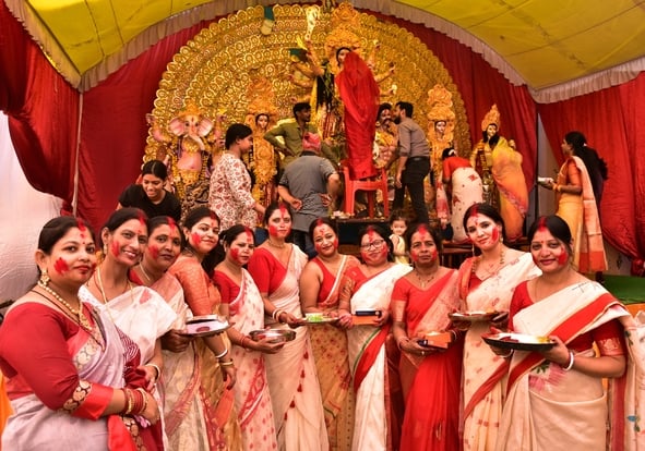 शहर के अलग-अलग पंडालों में सिंदूर खेलतीं महिलाएं। शहर के अलग-अलग पंडालों में सिंदूर खेलतीं महिलाएं।