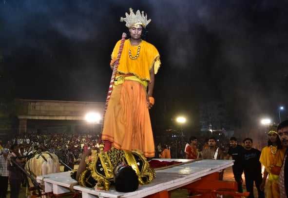 शहर के अलग-अलग पंडालों में सिंदूर खेलतीं महिलाएं। शहर के अलग-अलग पंडालों में सिंदूर खेलतीं महिलाएं।