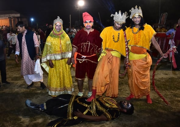 शहर के अलग-अलग पंडालों में सिंदूर खेलतीं महिलाएं। शहर के अलग-अलग पंडालों में सिंदूर खेलतीं महिलाएं।