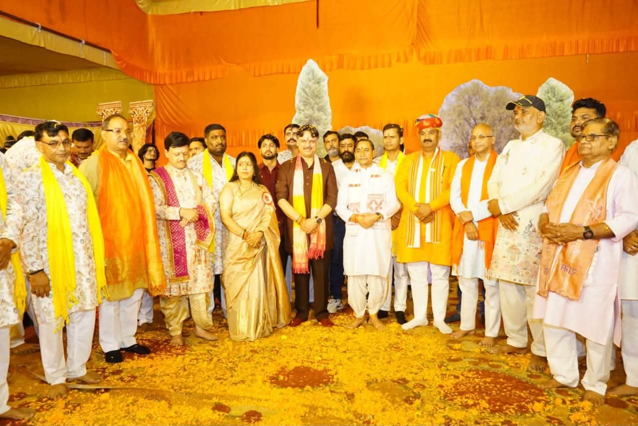 शहर के अलग-अलग पंडालों में सिंदूर खेलतीं महिलाएं। शहर के अलग-अलग पंडालों में सिंदूर खेलतीं महिलाएं।