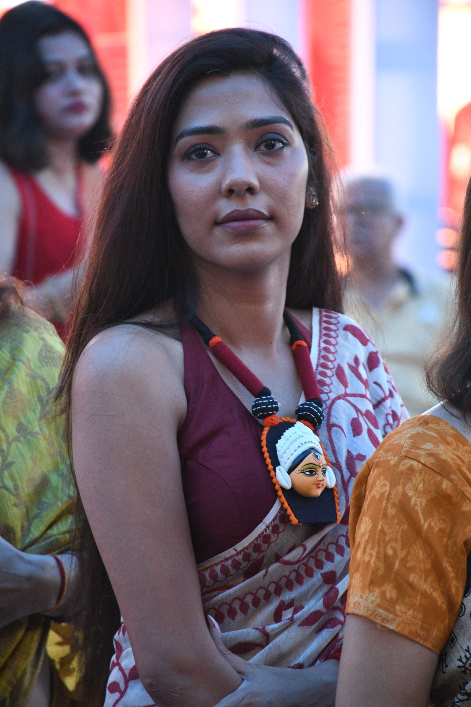 शहर के अलग-अलग पंडालों में सिंदूर खेलतीं महिलाएं। शहर के अलग-अलग पंडालों में सिंदूर खेलतीं महिलाएं।