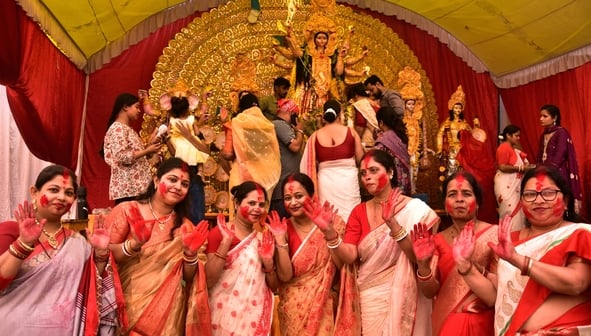शहर के अलग-अलग पंडालों में सिंदूर खेलतीं महिलाएं। शहर के अलग-अलग पंडालों में सिंदूर खेलतीं महिलाएं।