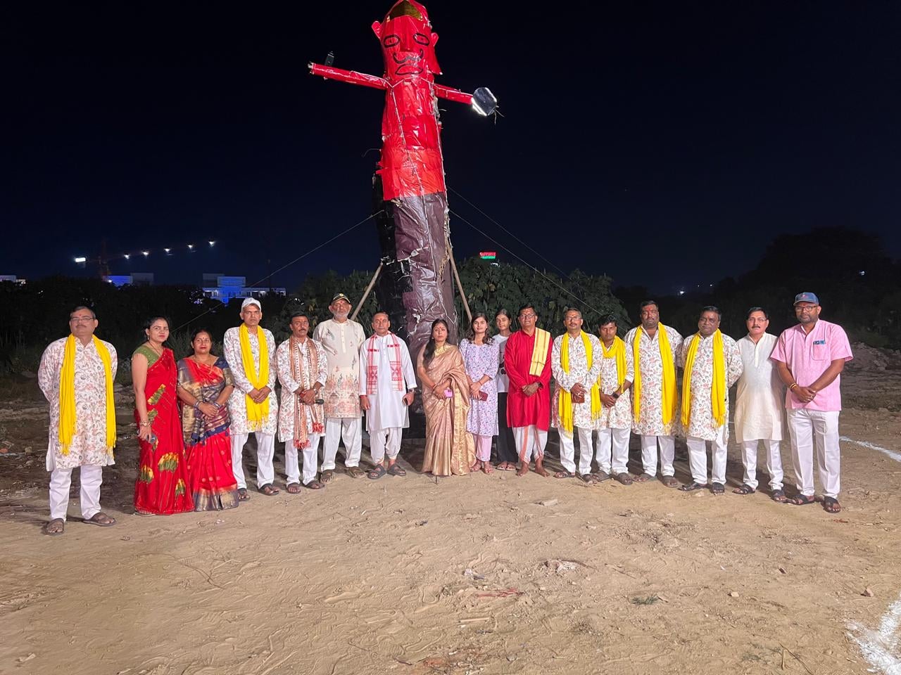 शहर के अलग-अलग पंडालों में सिंदूर खेलतीं महिलाएं। शहर के अलग-अलग पंडालों में सिंदूर खेलतीं महिलाएं।