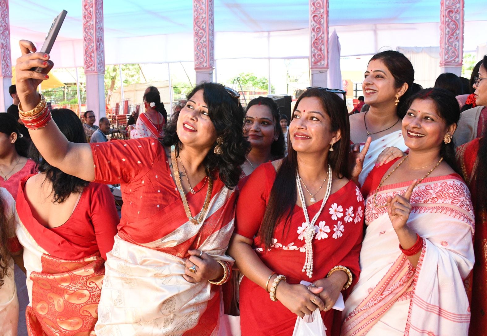 शहर के अलग-अलग पंडालों में सिंदूर खेलतीं महिलाएं। शहर के अलग-अलग पंडालों में सिंदूर खेलतीं महिलाएं।
