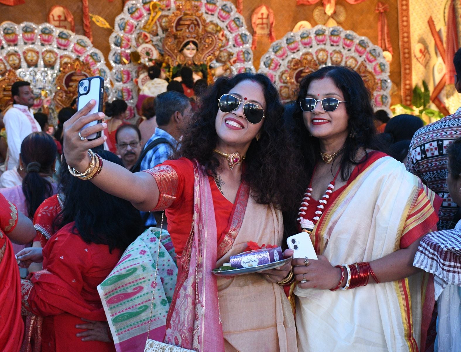शहर के अलग-अलग पंडालों में सिंदूर खेलतीं महिलाएं। शहर के अलग-अलग पंडालों में सिंदूर खेलतीं महिलाएं।