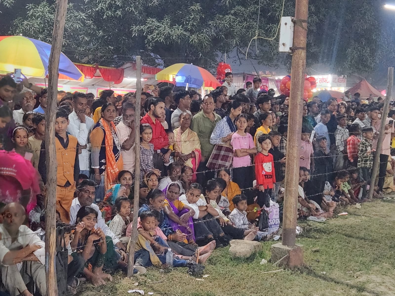 शहर में रामलीला का मंचन करते कलाकार। संवाद
