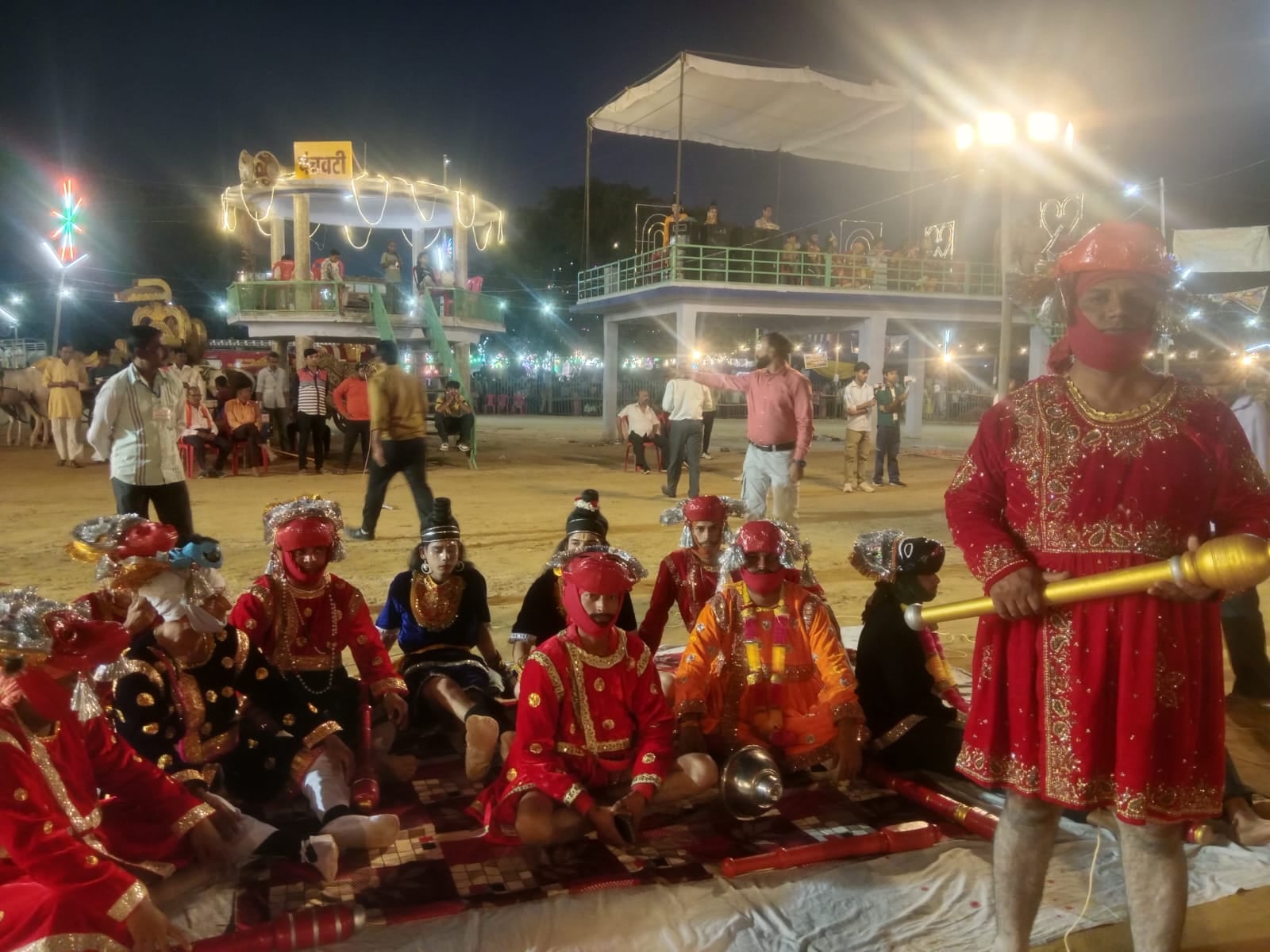 शहर में रामलीला का मंचन करते कलाकार। संवाद
