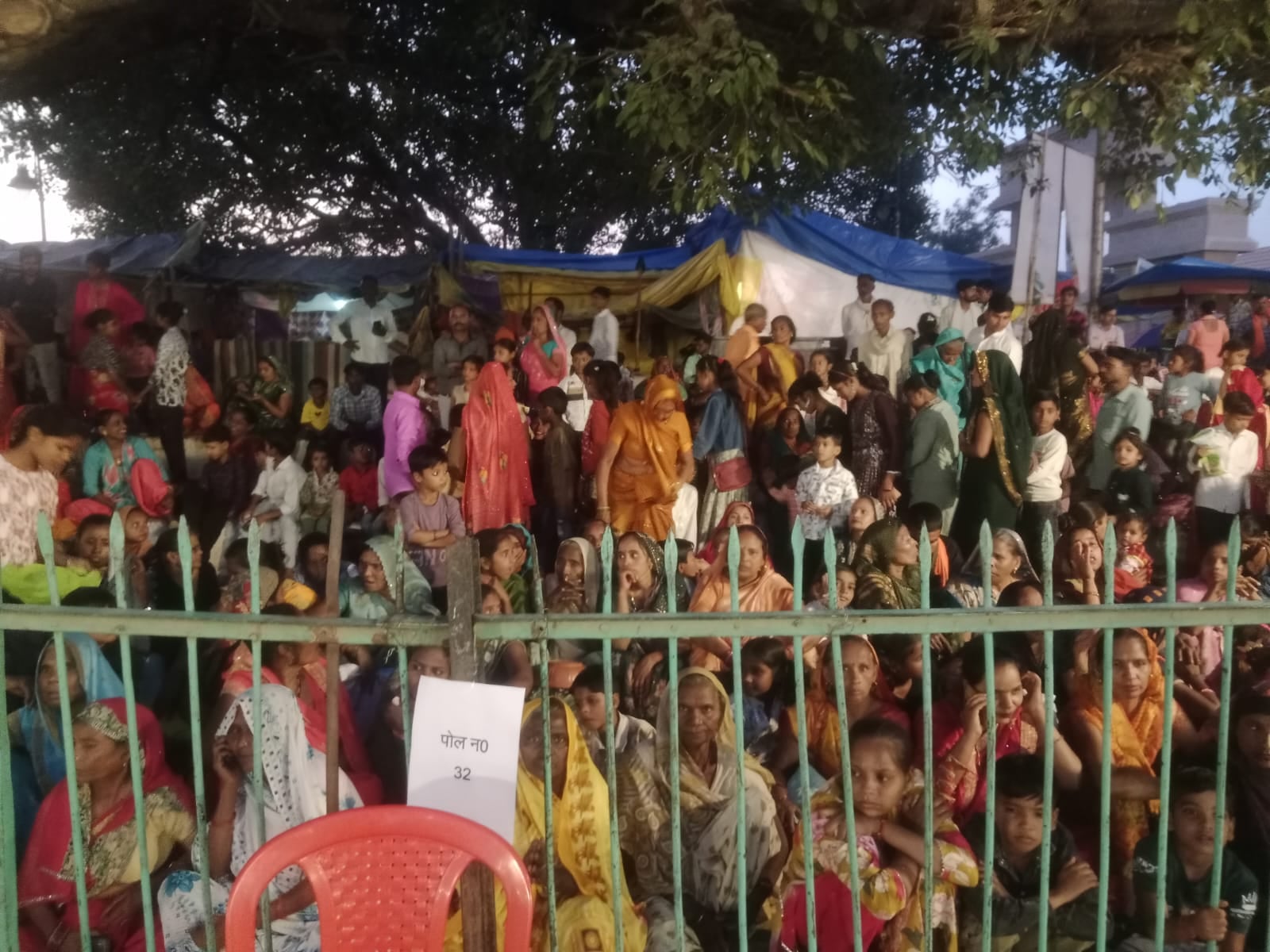शहर में रामलीला का मंचन करते कलाकार। संवाद