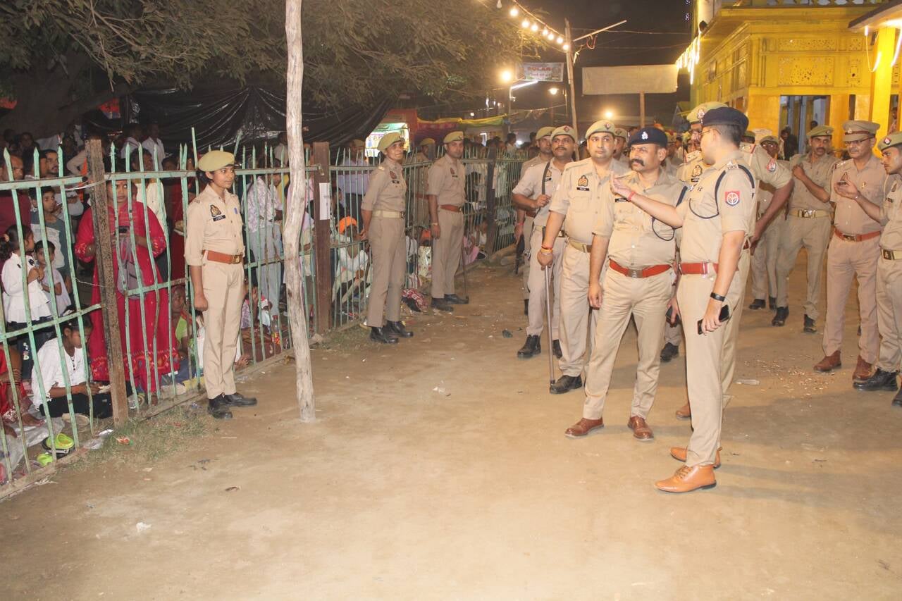 शहर में रामलीला का मंचन करते कलाकार। संवाद