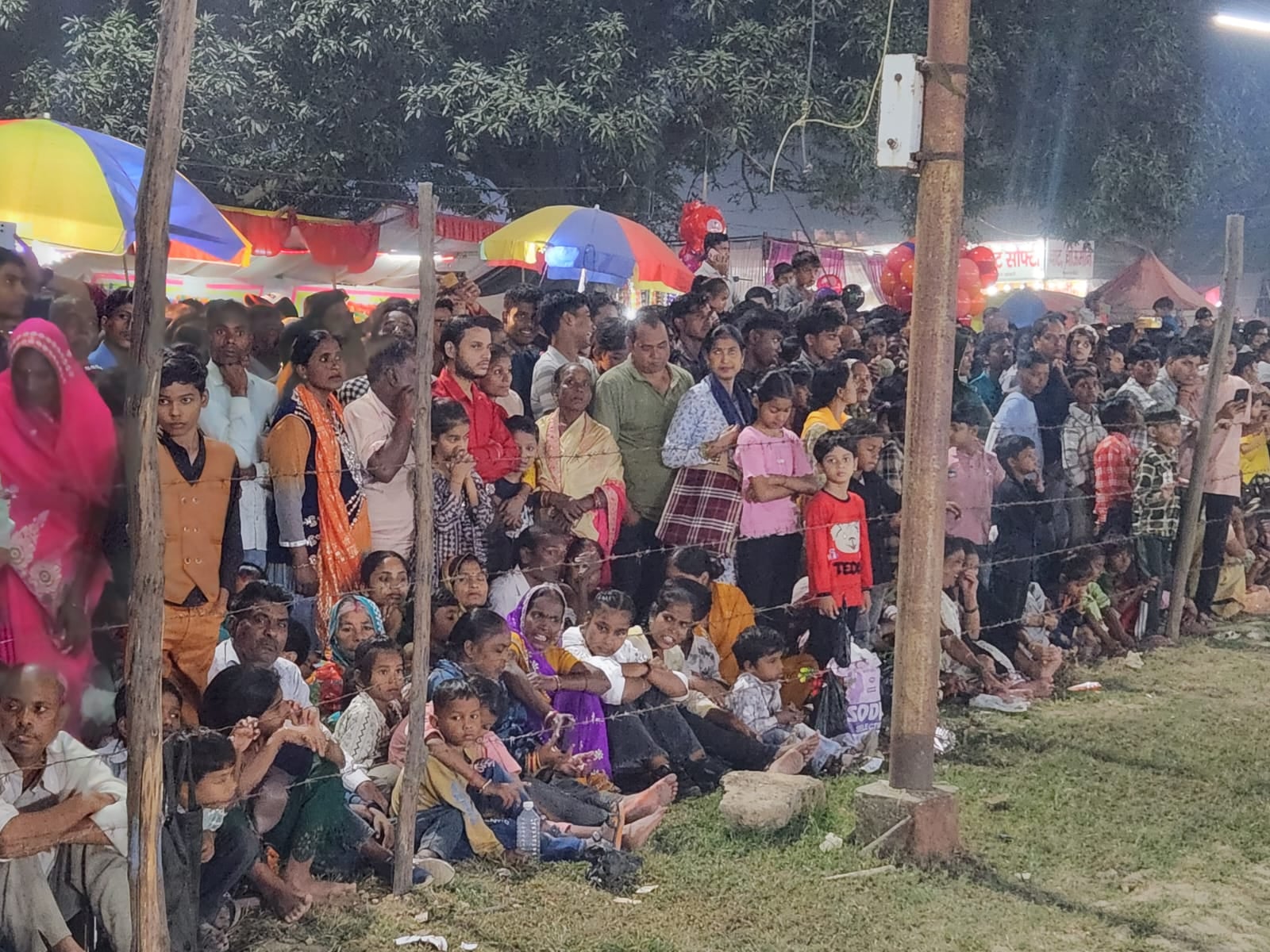 शहर में रामलीला का मंचन करते कलाकार। संवाद