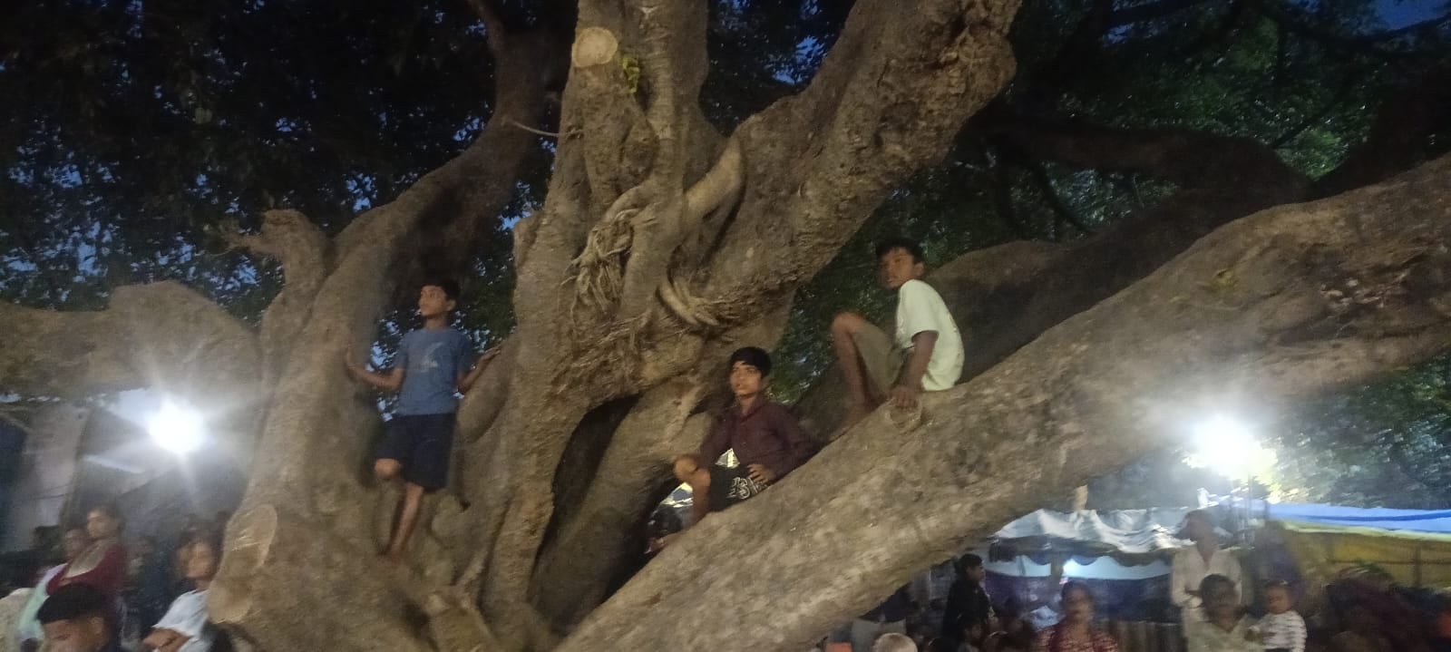 शहर में रामलीला का मंचन करते कलाकार। संवाद